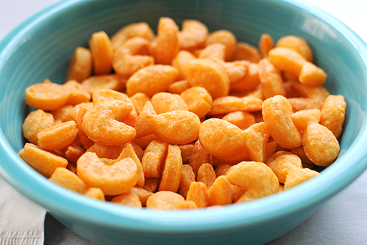 homemade-cheese-crackers-featured