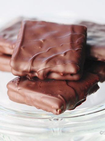 If you’re looking for a special sweet treat to serve at holiday parties or share as edible gifts, these Chocolate Covered Peanut Butter Crackers may be just what you’re looking for. They are super easy to make too!