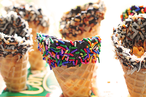 Conos de helado bañados en chocolate