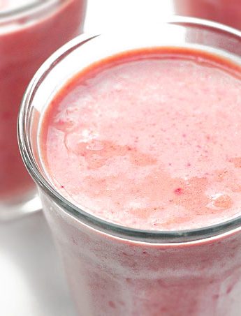 Strawberry Oatmeal Smoothie Recipe | shewearsmanyhats.com