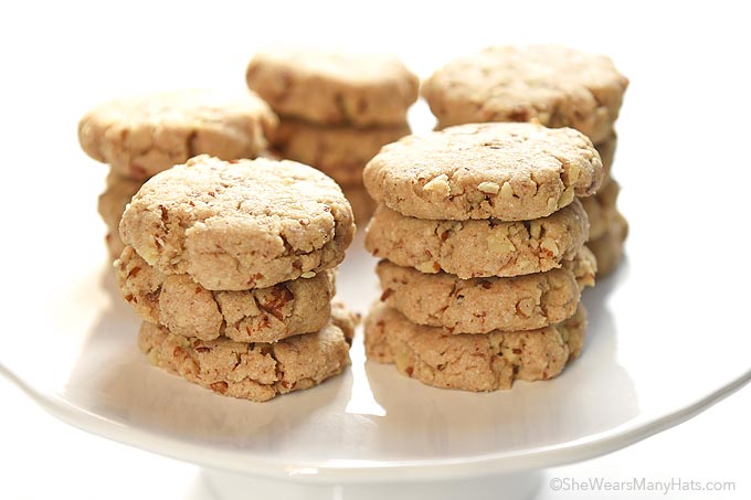 Crunchy, buttery and nutty goodness all mixed together in these Pecan Sandies to make a classic cookie favorite. shewearsmanyhats.com