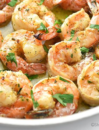 Easy baked garlic shrimp with parsley on top