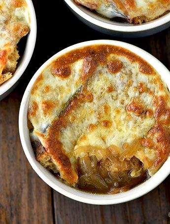 Easy Homemade French Onion Soup Recipe | shewearsmanyhats.com