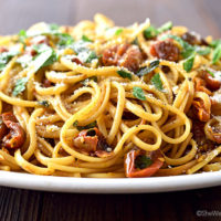 Easy Roasted Tomato Garlic Pasta Recipe | shewearsmanyhats.com
