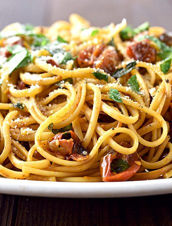 Easy Roasted Tomato Garlic Pasta Recipe | shewearsmanyhats.com