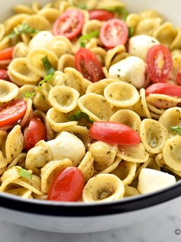 Easy Caprese Pasta Salad Recipe | shewearsmanyhats.com