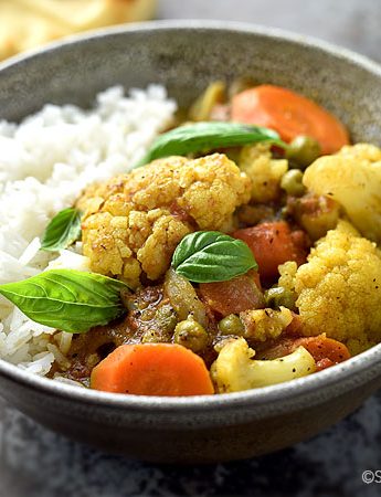 Easy Cauliflower Curry Recipe | shewearsmanyhats.com