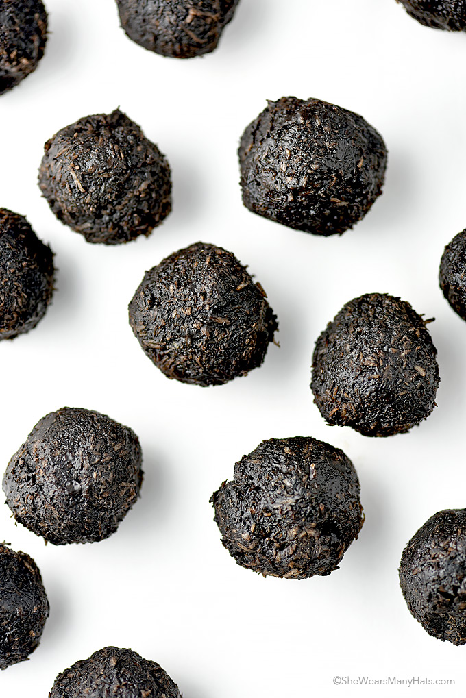 Rețetă ușoară de Bucățele de nucă de cocos cu ciocolată neagră | shewearsmanyhats.com