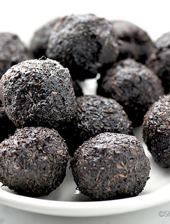 Easy Dark Chocolate Coconut Bites Recipe | shewearsmanyhats.com