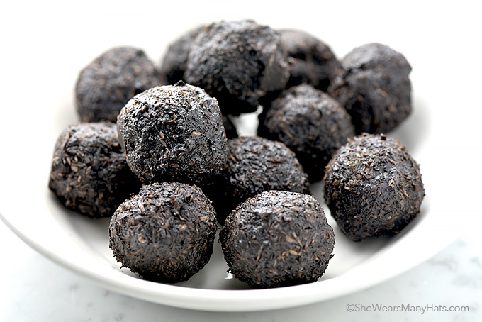 Snadné tmavé čokoládové kokosové kousky recept | shewearsmanyhats.com