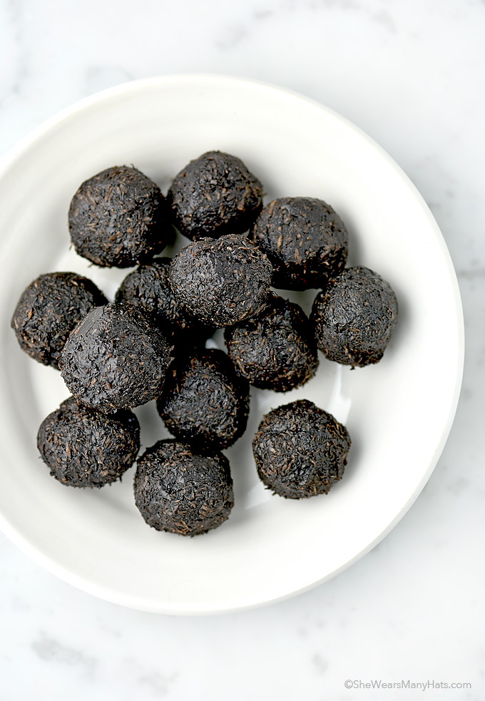 Dark Chocolate Coconut Bites Recipe | shewearsmanyhats.com
